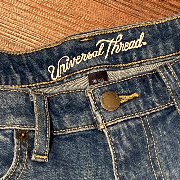 Distressed Universal Thread denim jean shorts Size 10 - Picture 2 of 9